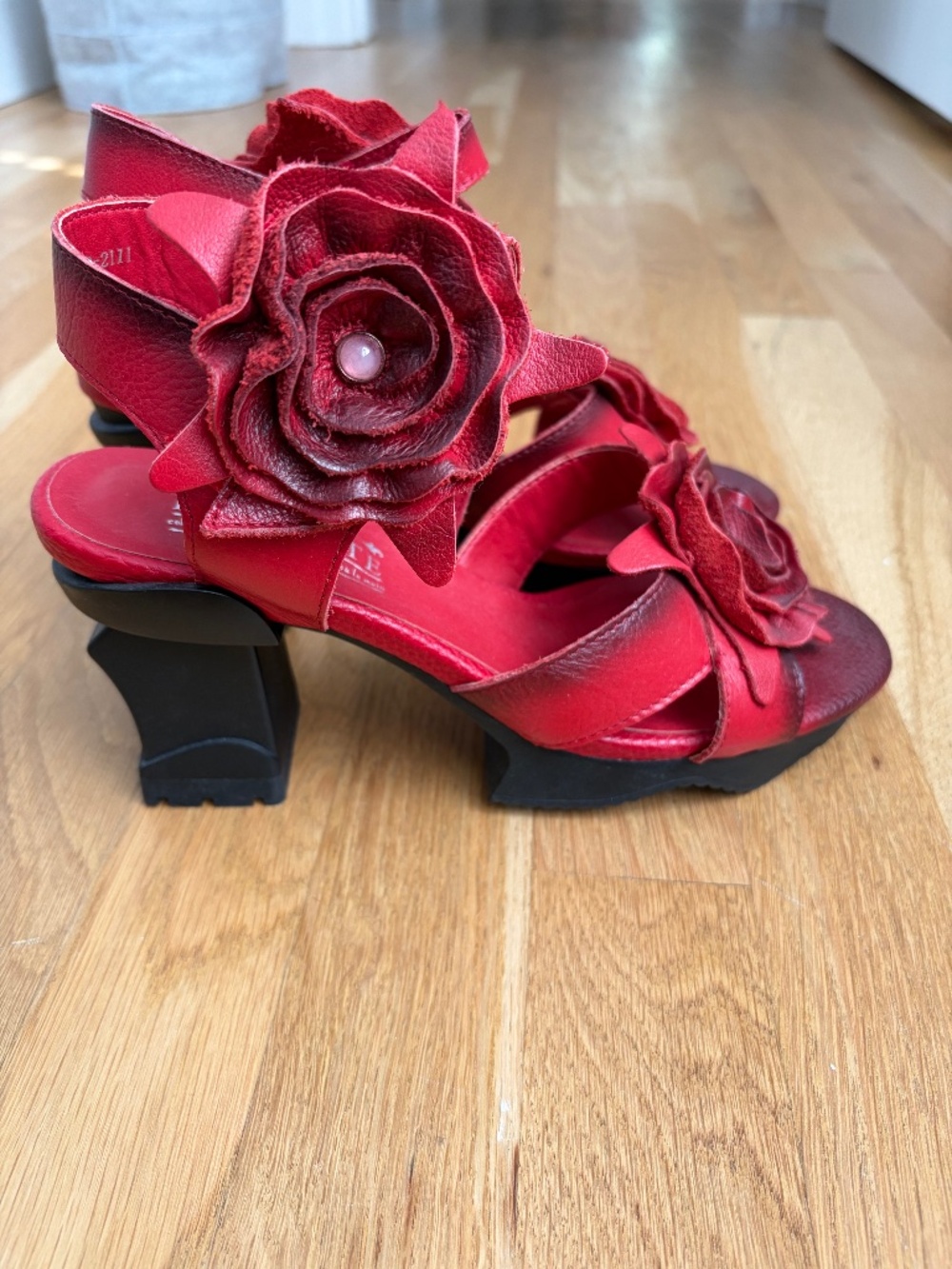 L'Artiste Red Sandal Size 39 8.5